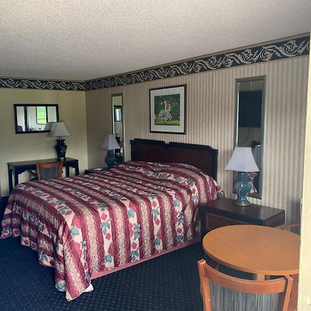 Deerwood Inn & Madison Campground Екстер'єр фото