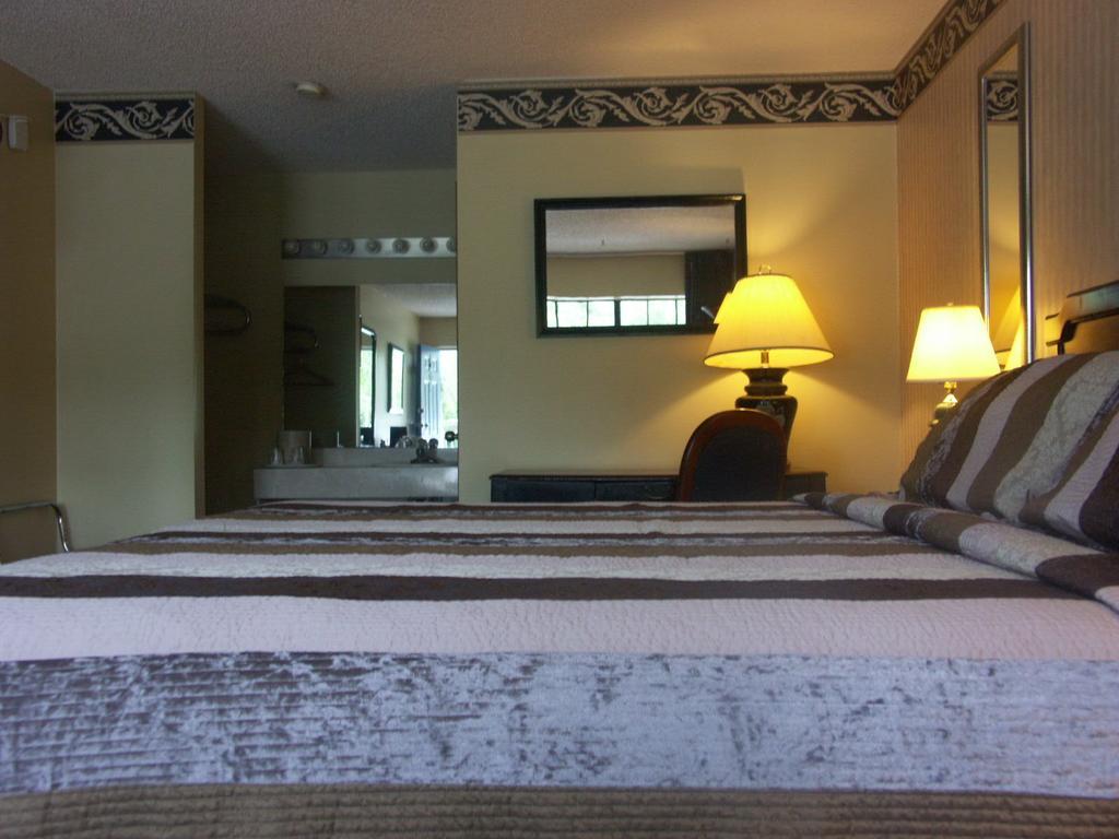 Deerwood Inn & Madison Campground Екстер'єр фото