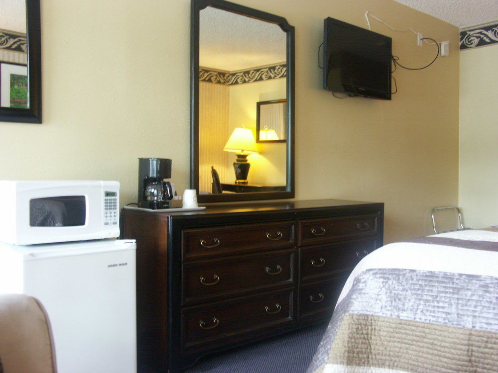 Deerwood Inn & Madison Campground Екстер'єр фото