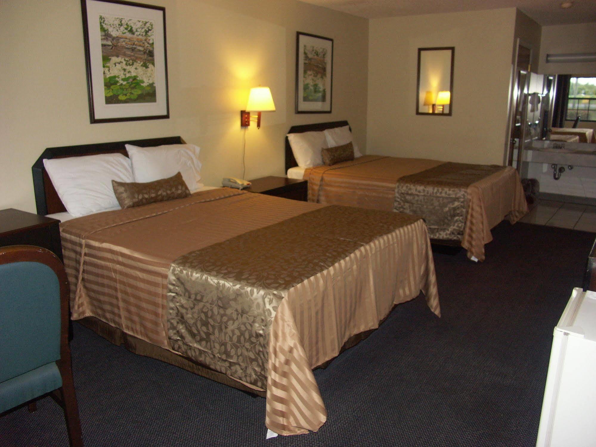 Deerwood Inn & Madison Campground Екстер'єр фото