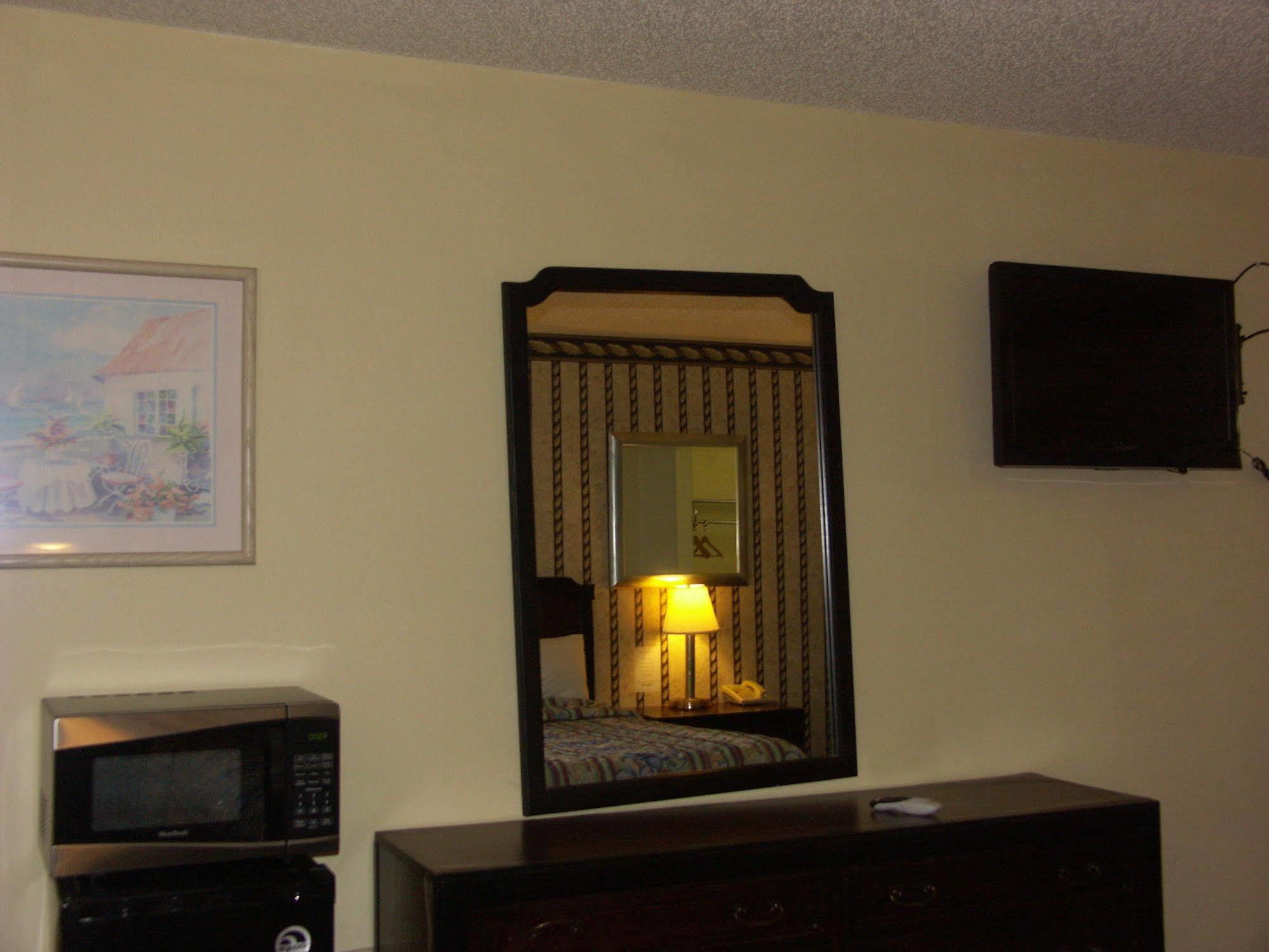 Deerwood Inn & Madison Campground Екстер'єр фото