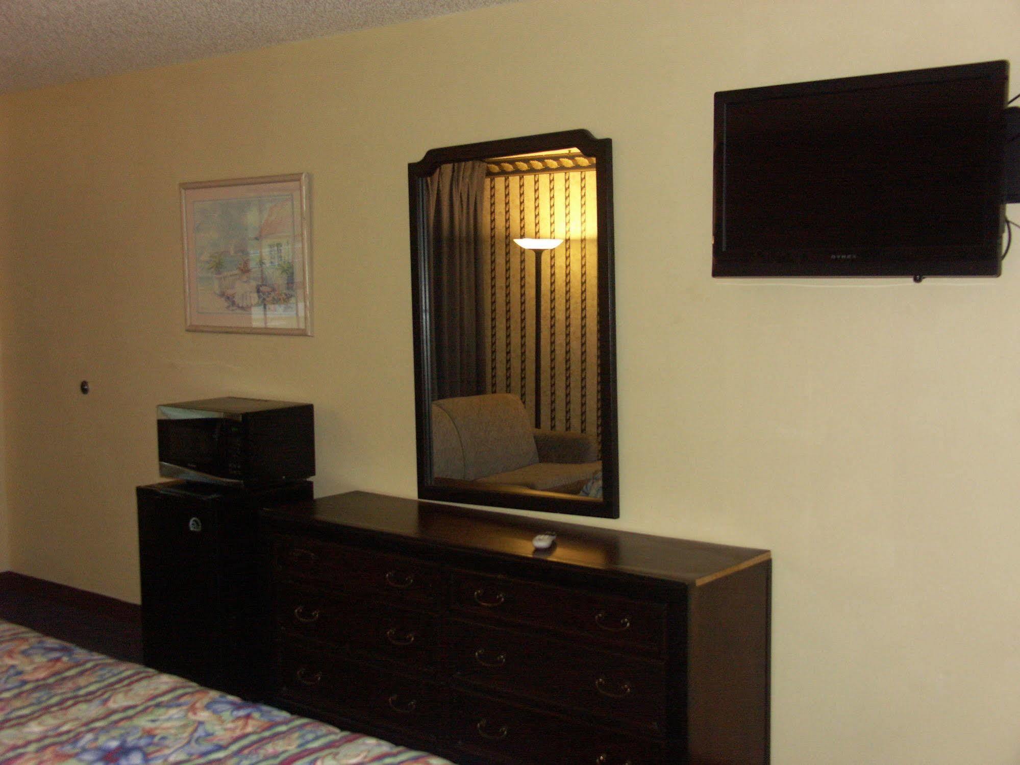 Deerwood Inn & Madison Campground Екстер'єр фото